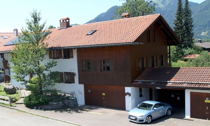 Lenggries Apartment | Sunny, quiet, central location, suitable for allergic persons. Car Port, balcony.
