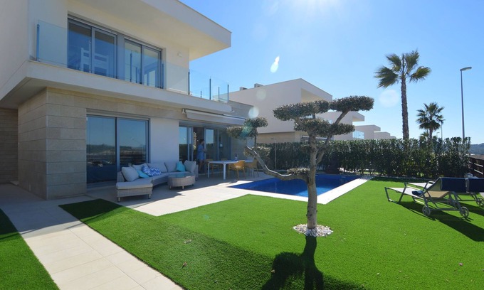 Lo Rufete Villa | Sunny Villa with Fenced Garden