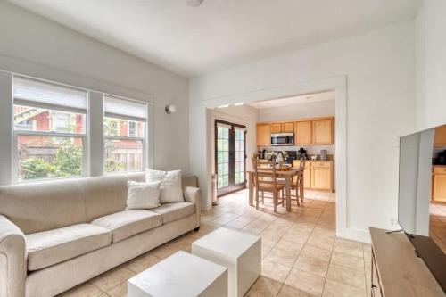 Belmont Apartment | Sunnyside 1BR - Walk to Shops & Nightlife