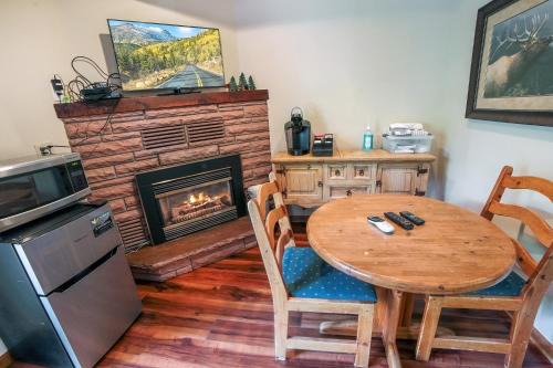 Estes Park Apartment | Sunnyside Knoll- 10 studio