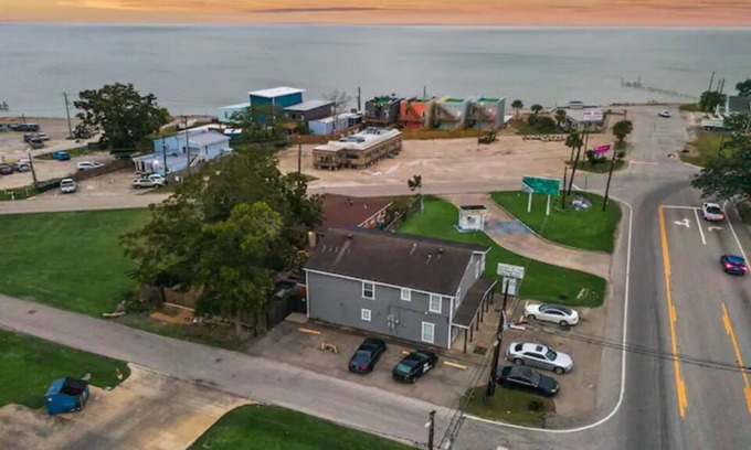 Bacliff Apartment | Sunnyside Retreat - 1 Block from Galveston Bay