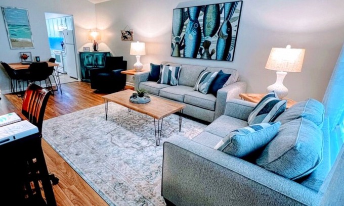 Murrells Inlet House | Sunnyside Villa-FREE beach pass! 2 King Bedrooms, Garage, Near Marshwalk!