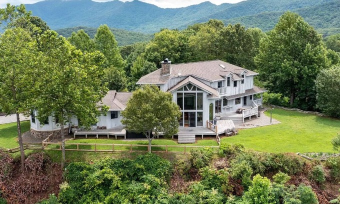 Hayesville House | Sunrise to Sunset - Luxury reatreat, stunning views, swim spa!
