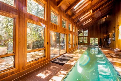 Sunriver House | Sunriver by AvantStay Cozy Mountain Home w Indoor Pool and Hot Tub