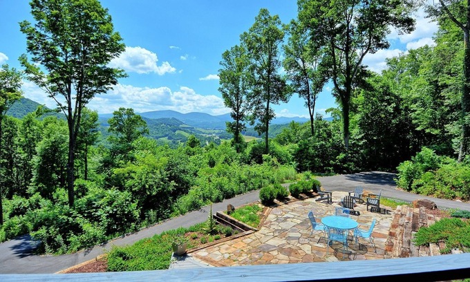 West Jefferson Ski Chalet | Sunset Ridge-Open for Bookings! Hot Tub, Ping Pong, Fire Pit, Wi-Fi