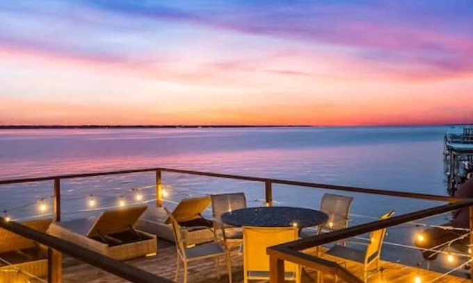 Gun Barrel City House | Sunset Serenity -Lakefront- HotTub - TheatreRoom - FirePit - GameRoom - BoatDock