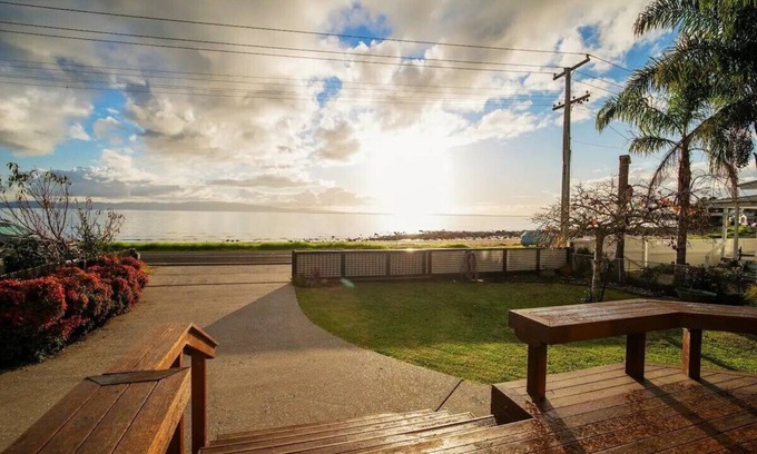 Ngarimu Bay House | Sunsets by the Beach | Waterfront | Sleeps 8