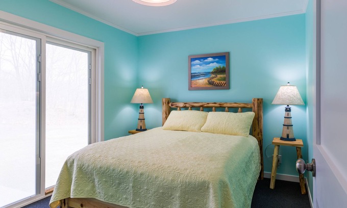 Saugatuck Cottage | Sunshine Cottage, Saugatuck. Walk downtown. Clean, crisp, colorful, convenient.