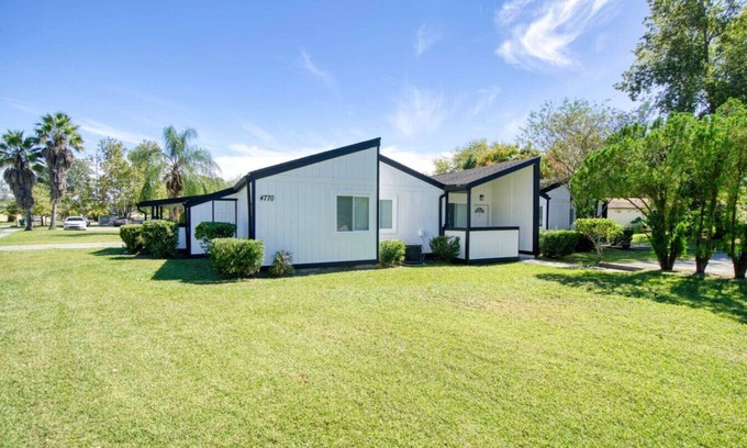 Southpoint House | Sunshine Manor - 2 bd/1ba