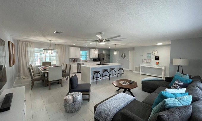 Holiday Cove House | Sunshine Serenity: Island Blissn3bd/2ba Home Close to Cruise Port and Beaches