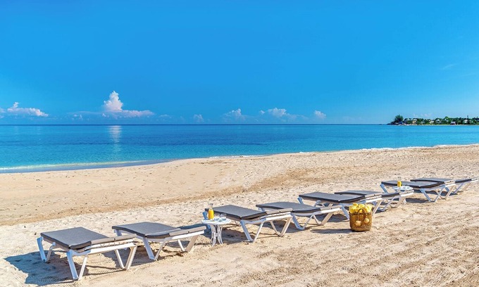 Runaway Bay Villa | Sunspot 6-BEACHFRONT VILLA! POOL, STAFF!