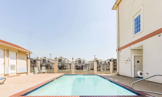 Alvarado Hotel | Super 8 by Wyndham Alvarado