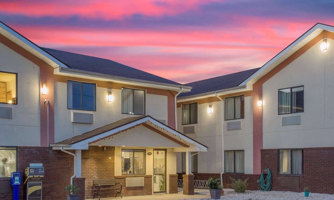 Appomattox Hotel | Super 8 by Wyndham Appomattox VA