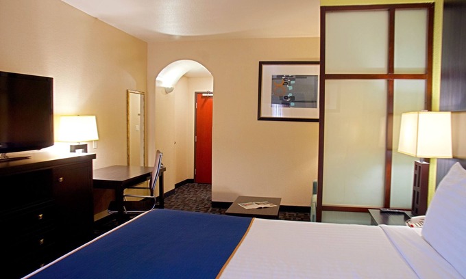Irving Hotel | Super 8 by Wyndham Irving/DFW Apt/North