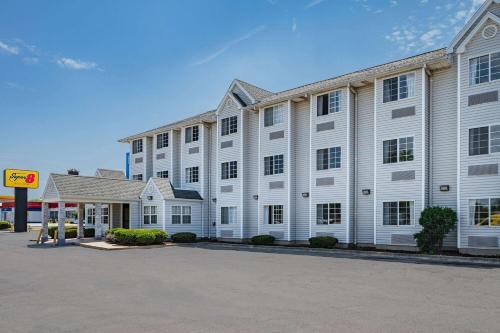 Joliet Hotel | Super 8 by Wyndham Joliet