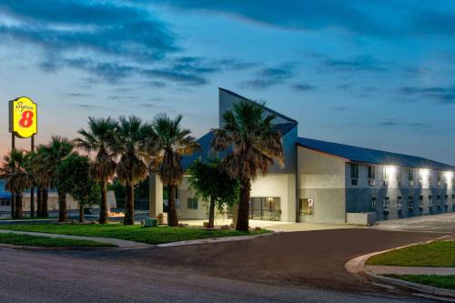 New Braunfels Hotel | Super 8 by Wyndham New Braunfels I-35