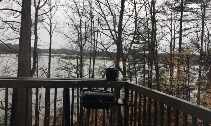 Gainesville Ski Chalet | Super clean Cabin on the Lake!