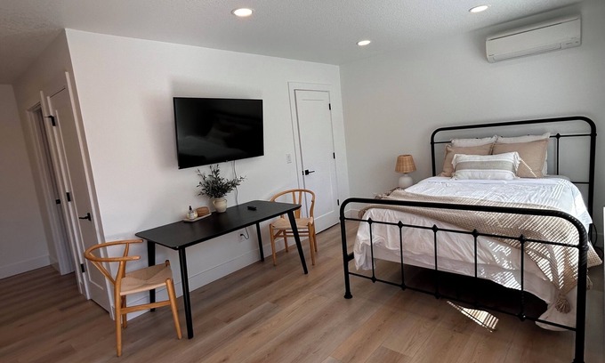 Minnehaha Apartment | Super Comfy & Relaxing Studio Located in the Heart of Vancouver.
