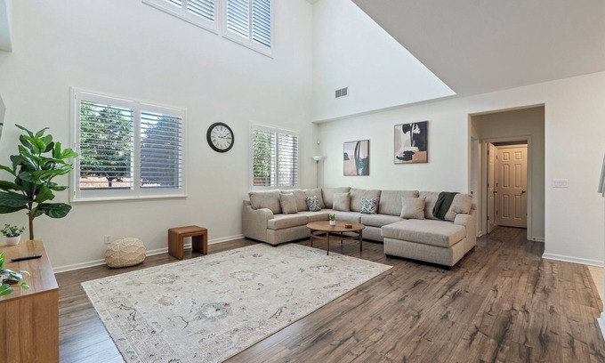 Reno House | Super Cozy 5-Bedroom 2 living room Family Getaway