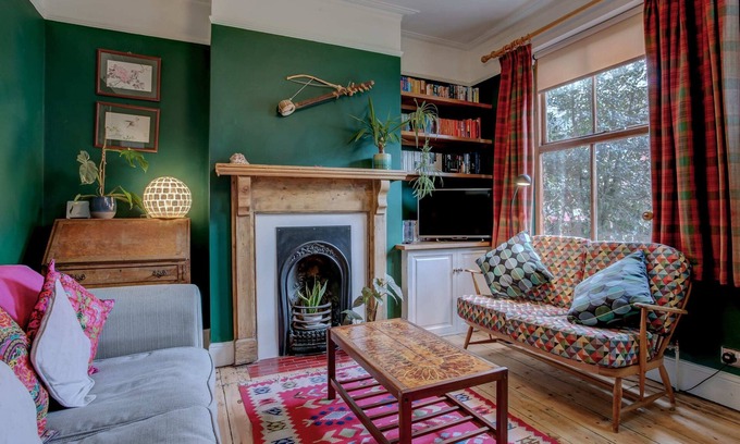 Norwich House | Super quirky pet friendly home with free parking