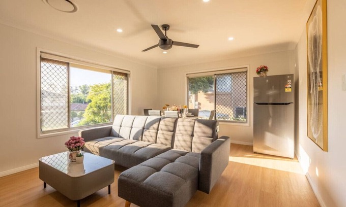 Macgregor House | Super Value 4BR House near Westfield/Shops/Parks