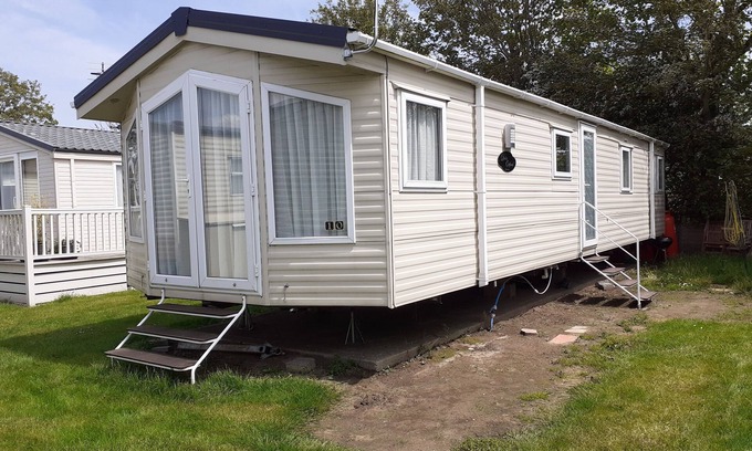 New Romney House | Superb 2 Bed Caravan, New Romney. Family friendly.