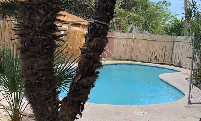 McAllen House | Superb 3-bedroom house with AC in McAllen. Diana's Pool House