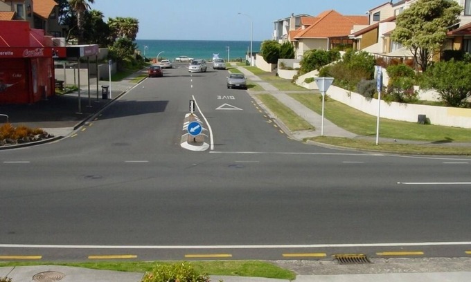 Omanu House | Superb beachside house, spot the surf rolling in.