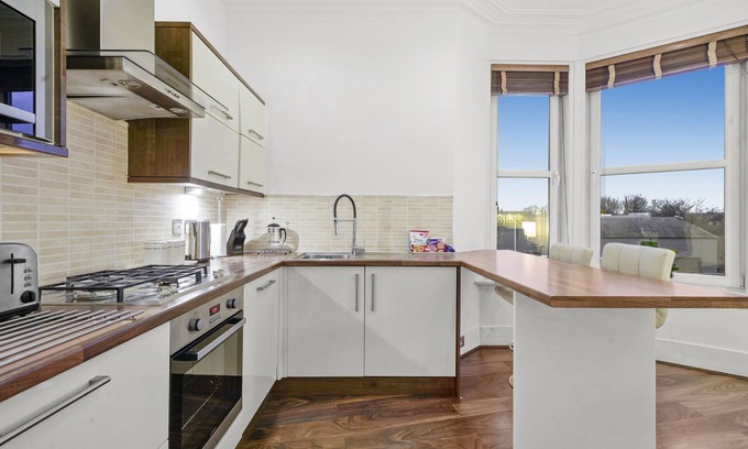 Central Aberdeen Apartment | Superb City Centre Three Bedroom Apartment At Howburn Residence