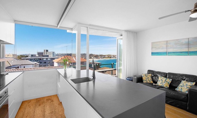 Bondi Apartment | Superb sun-filled 2BR apartment, family friendly, WiFi, stunning views, walk to beach