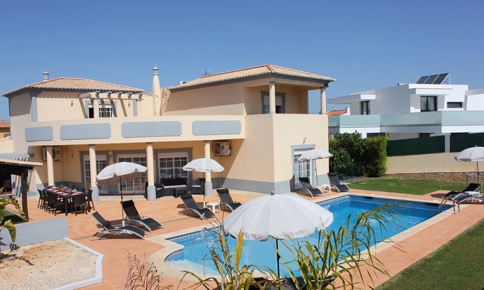 Parchal Villa | Superb villa with private pool in residential area close to beaches