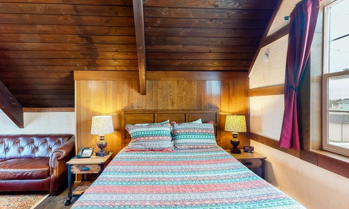 Ocean Shores House | Surf's Up at the Wanderlust Inn - WiFi, Walk to beach!