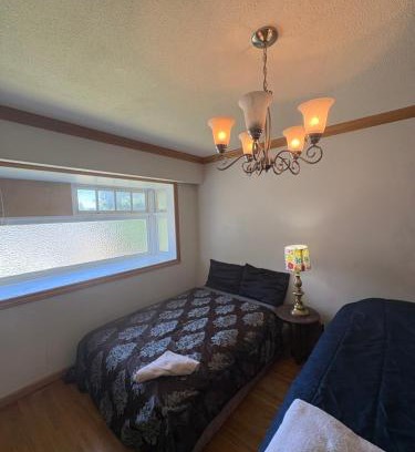 Surrey House | Surrey Downtown Stay - Near SkyTrain & Shopping, Free Parking, Fast Wifi