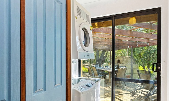 Eagle Bay House | Surrounded by the South West’s most popular beaches.