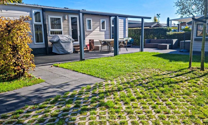 Lathum House | Surrounded by water, this cozy cottage welcomes you in a well-kept vacation complex.