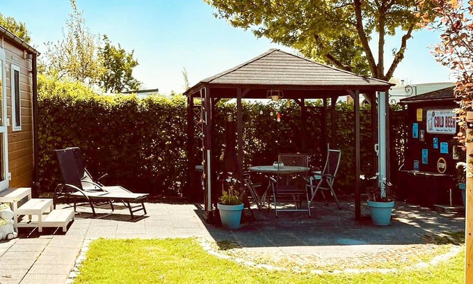 Lathum House | Surrounded by water, this cozy cottage welcomes you in a well-kept vacation complex.