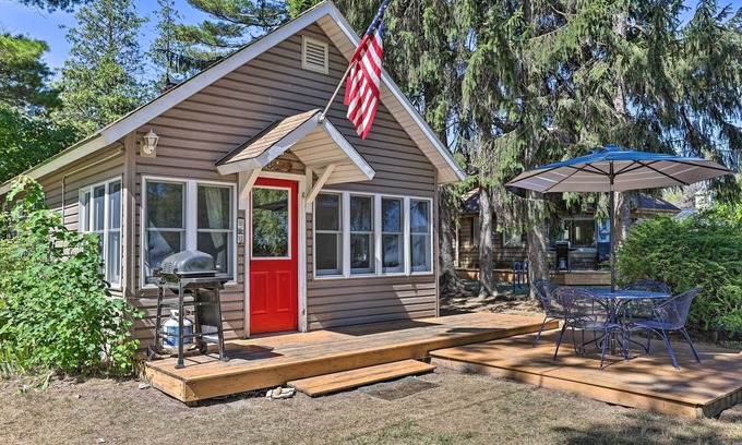 Suttons Bay Cottage | Suttons Bay 'Bayview Cottage' w/Deck & Gas Grill!