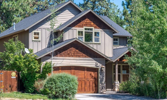 Southern Crossing House | SW Bend Rest Relax Repose - Lrg yard & deck. Access to Canal, & River trails
