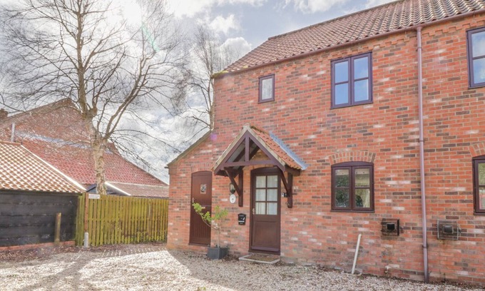 Irstead House | SWALLOWTAIL COTTAGE, family friendly, with a garden in East Ruston