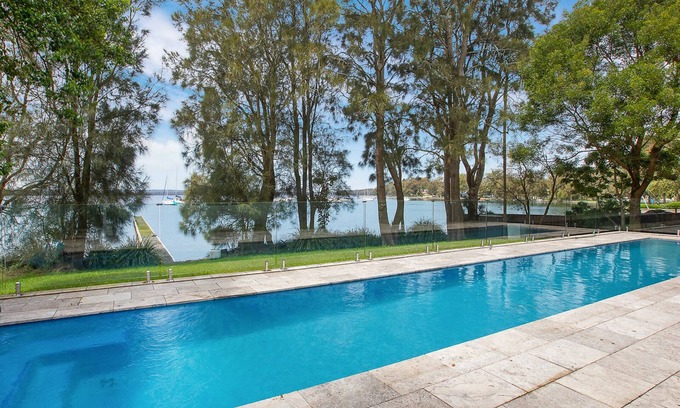 Mannering Park House | Swanky Suites - Hemp House, Shared Pool & Jetty
