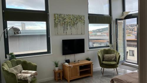 Castle Apartment | SWANSEA BAY, MARINA & ARENA VIEW Mins to BEACH & CITY