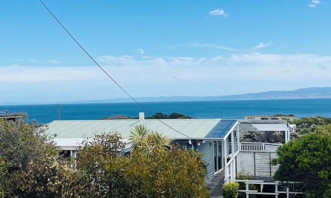 Coles Bay House | Sweeping views of Sand Piper Beach!