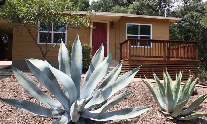 Bouldin House | Sweet & comfortable 2/1 Bouldin home.Walk to food trailers,Zilker/Barton Springs
