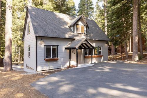Tahoma House | Sweet Pine Deck Hot Tub Cozy Modern Interior Close to Ski Resort