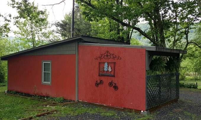 Penrose House | Sweet Suite 3 minutes to Dupont State Forest! Take a hike or bring your Bike!