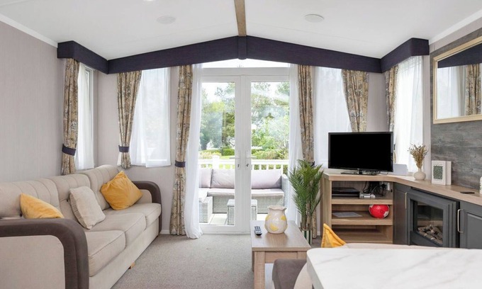 Prestonpans Apartment | swimming pool, entertainment complex, and children's play areas.