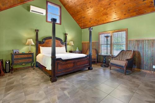 Dripping Springs House | Swing On Inn- Hankie Pankie Cottage