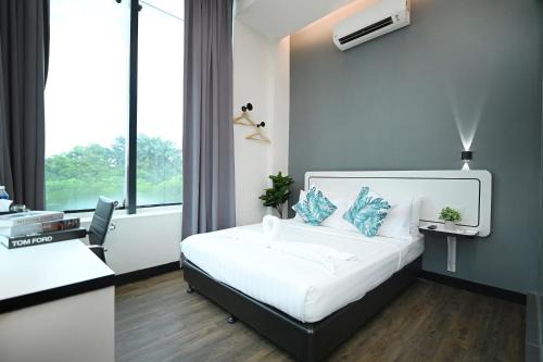 Taman Sri Muda Hotel | Swing & Pillows - Kota Kemuning Selangor