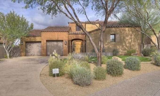Talon Retreat House | 'SWINGING BRIDGE' Gated, Golf Course Home.