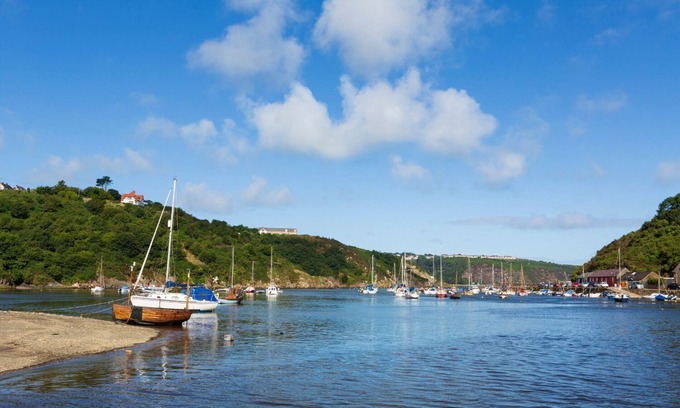 Dinas Cross Apartment | Swn y Mor, Holiday Apartment Pwllgwaelod, Sleeps 4, 2 bedrooms, bathrooms